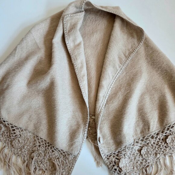 Alpaca Camargo open poncho/shawl. - Picture 3 of 8